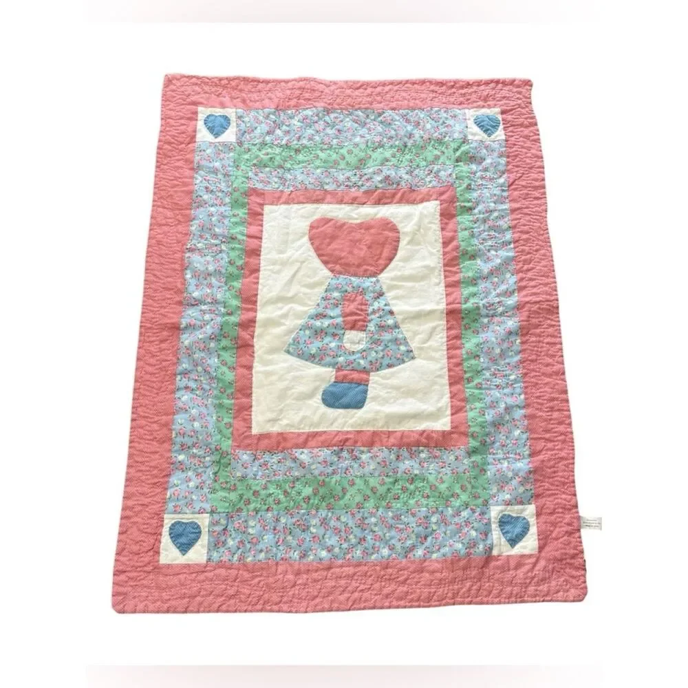 Vintage Britannica Sun Bonnet Sue Wall Hanging or Crib Quilt 28” x 38”